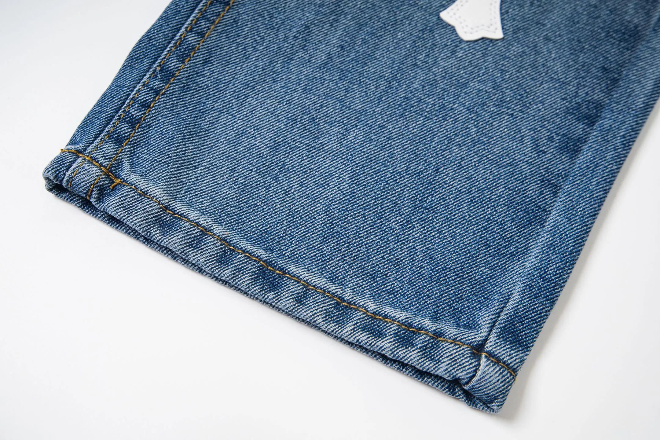 P240 💰 (Top version) Chrome Hearts Jeans Blue Library and White Leather It is well known that chromehearts jeans will use vintage Levis jeans as the base for creation. They usually add their own unique silver buckles and silver ornaments, plus leather embellishments. This is the reason why the value of these vintage jeans doubles, because the base is vintage jeans, and the jeans themselves have been very soft and comfortable after years of baptism. This can be distinguished from ordinary jeans. Regarding the size, you should also refer to the pants data. Color: blue Size: 28-30-32-34-34 (corresponds to S-M-L-XL-XXL)